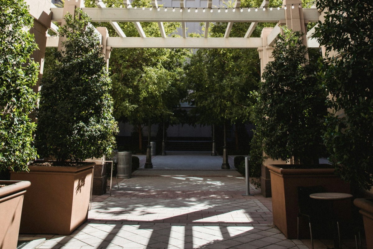 spanish-architecture-lush-courtyard